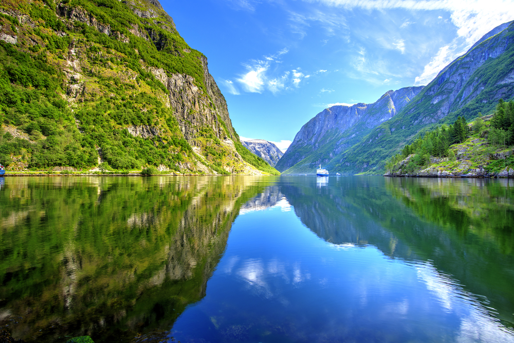 Khám Phá Vịnh Nærøyfjord - Viên Ngọc Thiên Nhiên của Na Uy